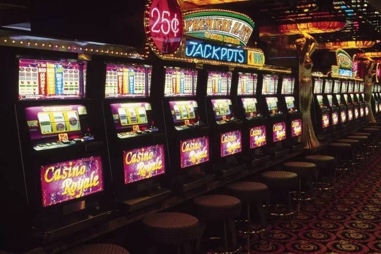একজন খেলা উপভোগ করছে এবং kg99 casino - এর মোবাইল ইন্টারফেস